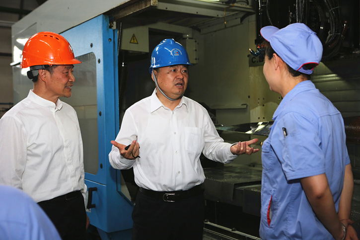 郝鹏与PA真人集团一线出产人员深刻互换